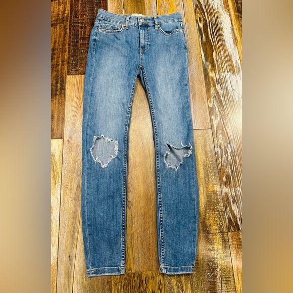 Free People Denim - Free Peopke Busted Knee Skinny Jeans. Size 26. EUC